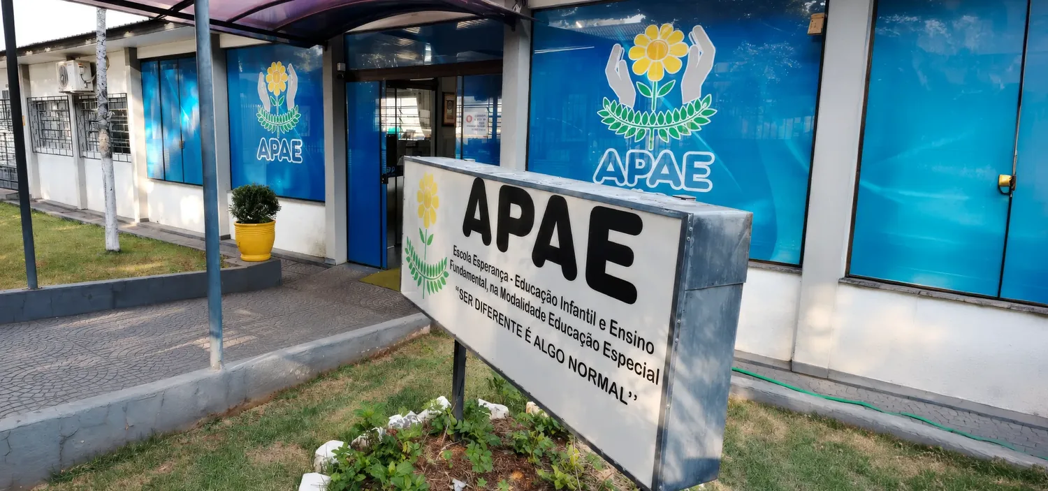 Fachada de uma APAE, com a placa da entidade em frente ao pr�dio