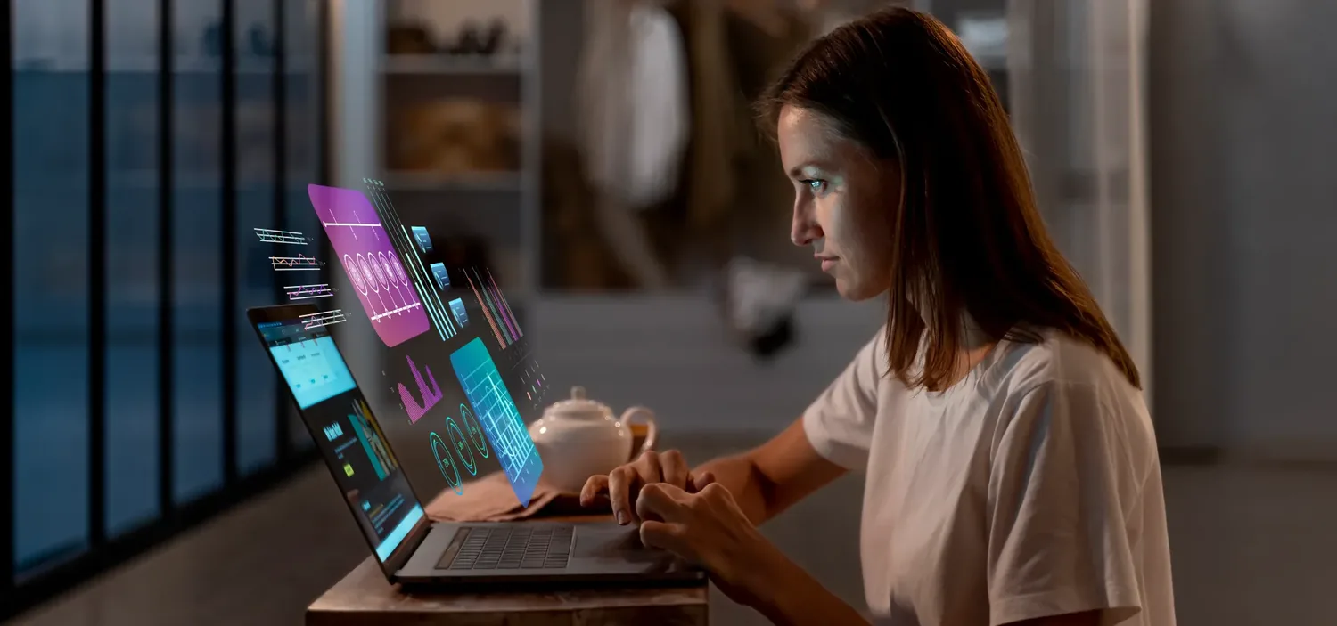 Profissional trabalhando no notebook, com elementos gr�ficos de interface sobrepostos � tela