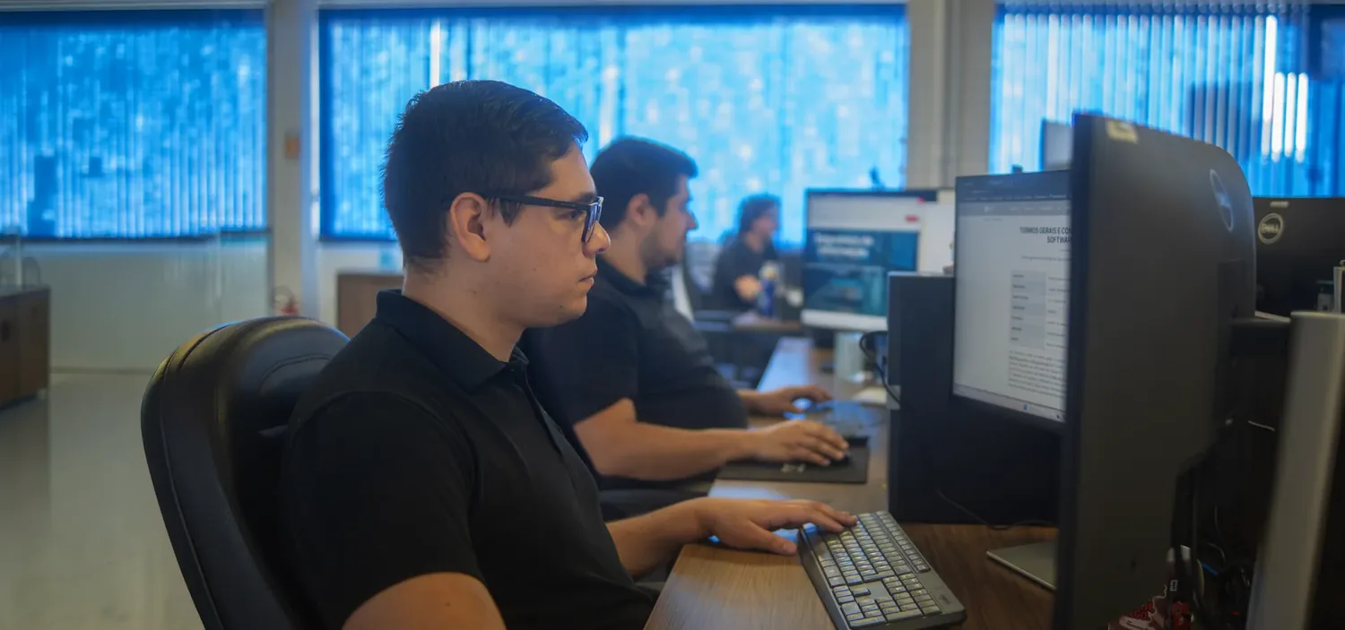 Profissional da Conplan lendo os termos gerais e condi��es de uso do software no monitor
