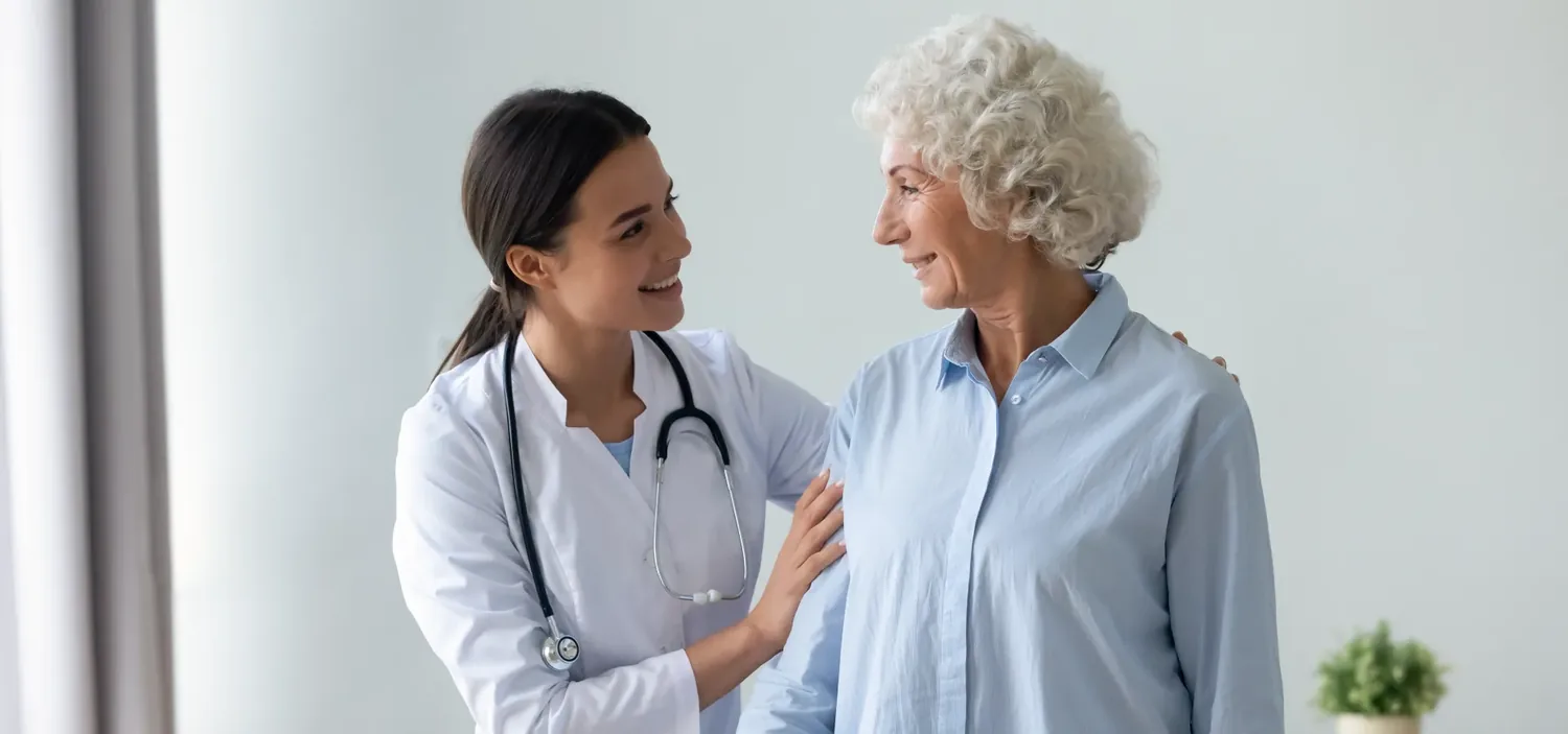 M�dica conversando com uma senhora durante o atendimento