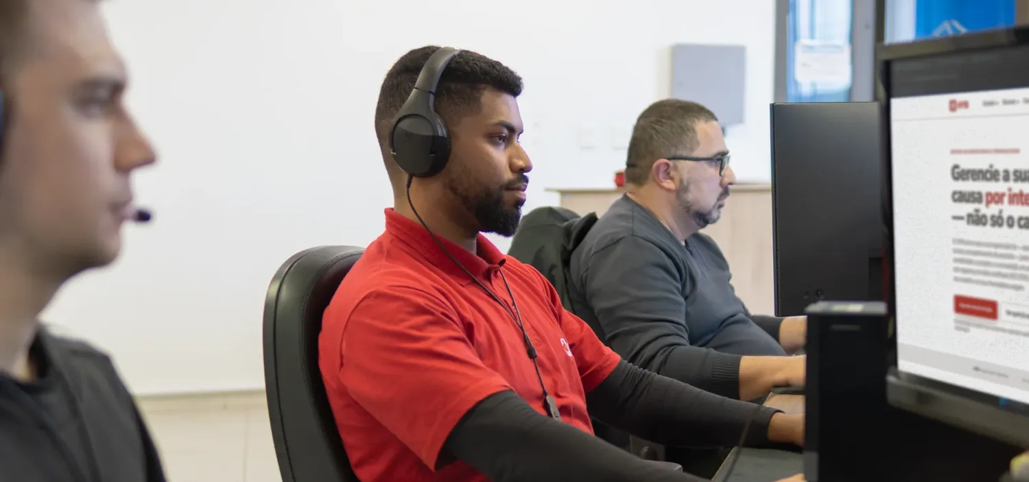 Equipe da Conplan em suas esta��es de trabalho, com o site do HYB aberto no monitor